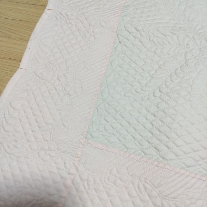 淡いピンクの布も使ったホワイトキルト