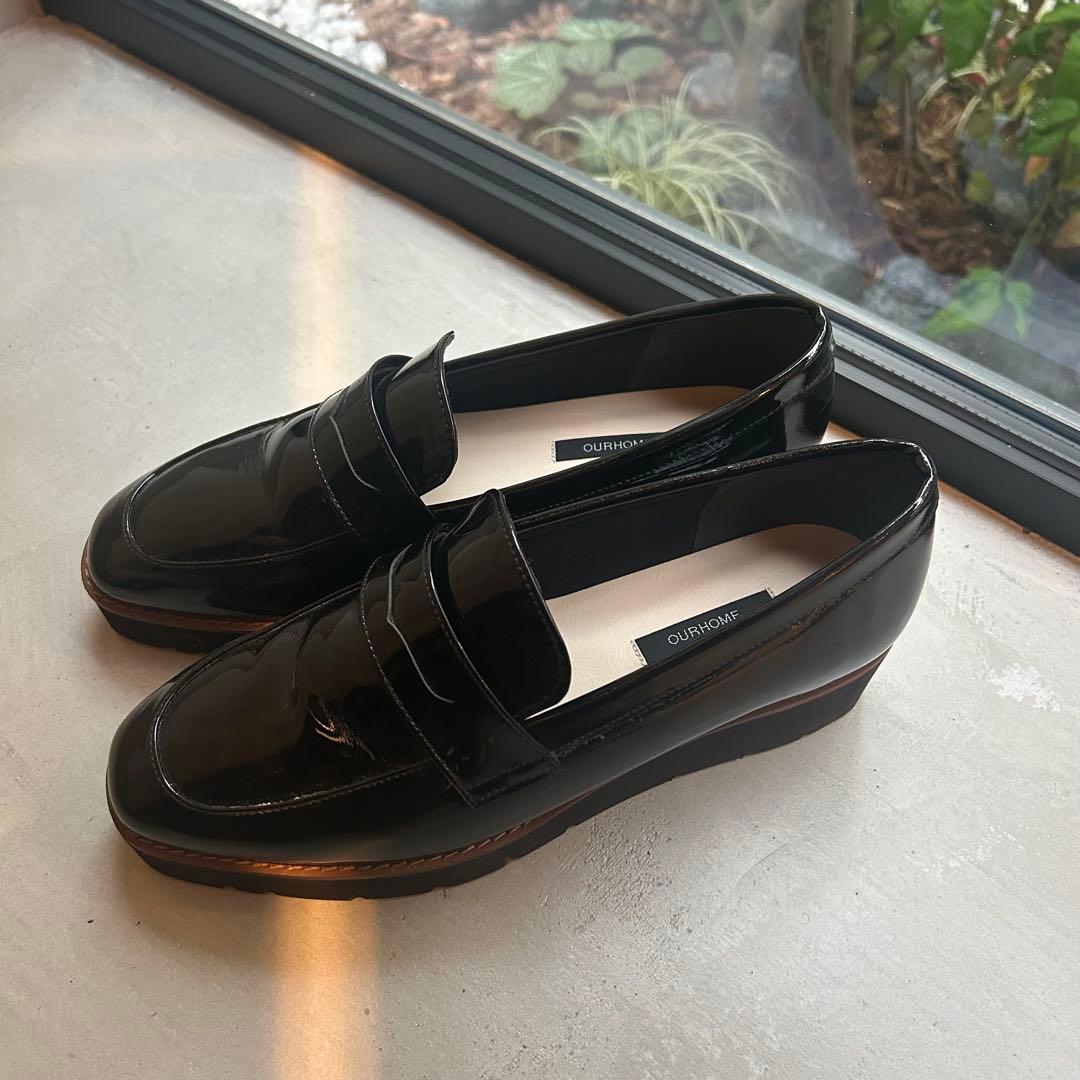 専用☆アワーホーム エナメルレザーのローファーシューズ