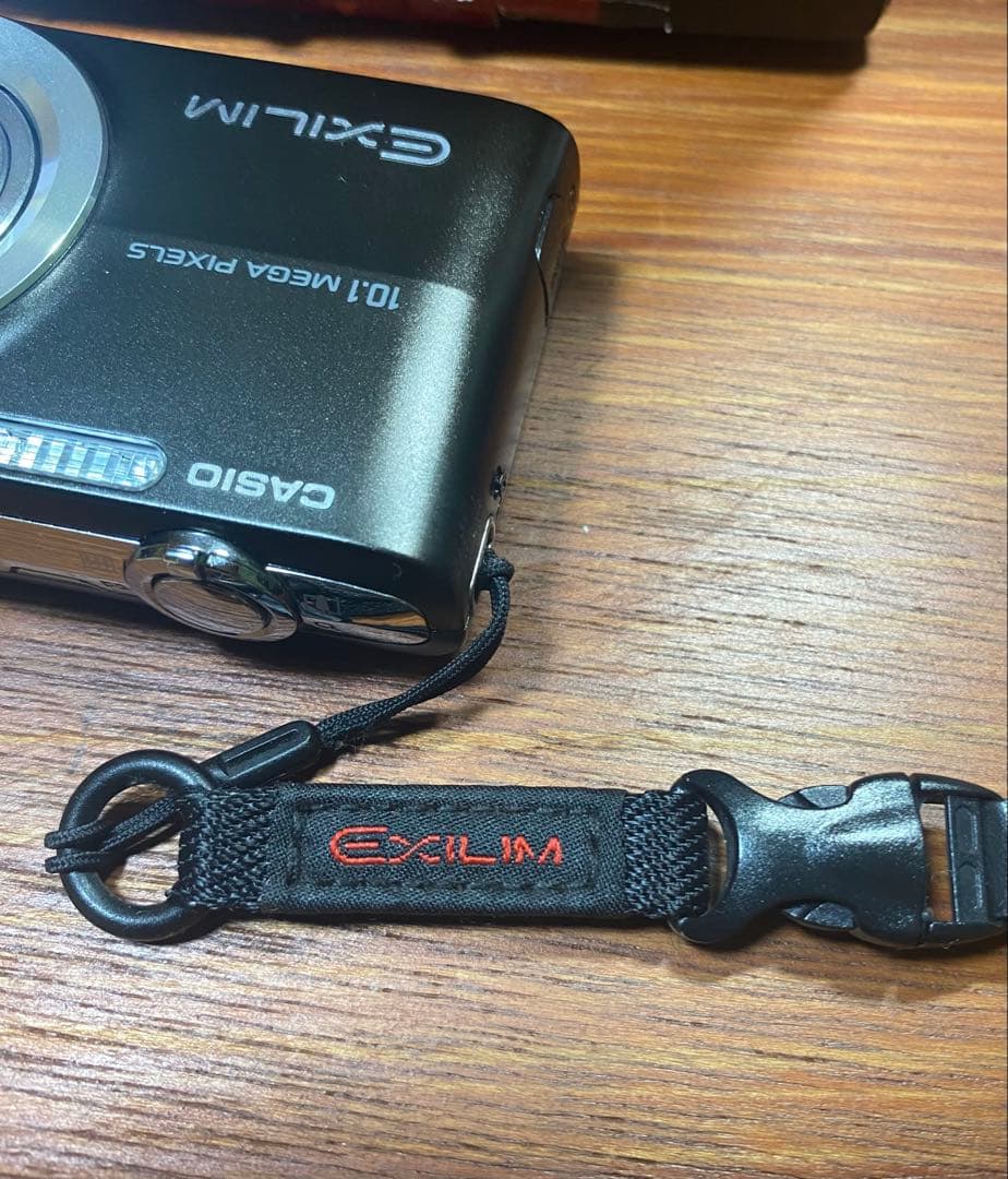 CASIO EXILIM 10.1メガピクセル コンパクトデジカメEX-Z200