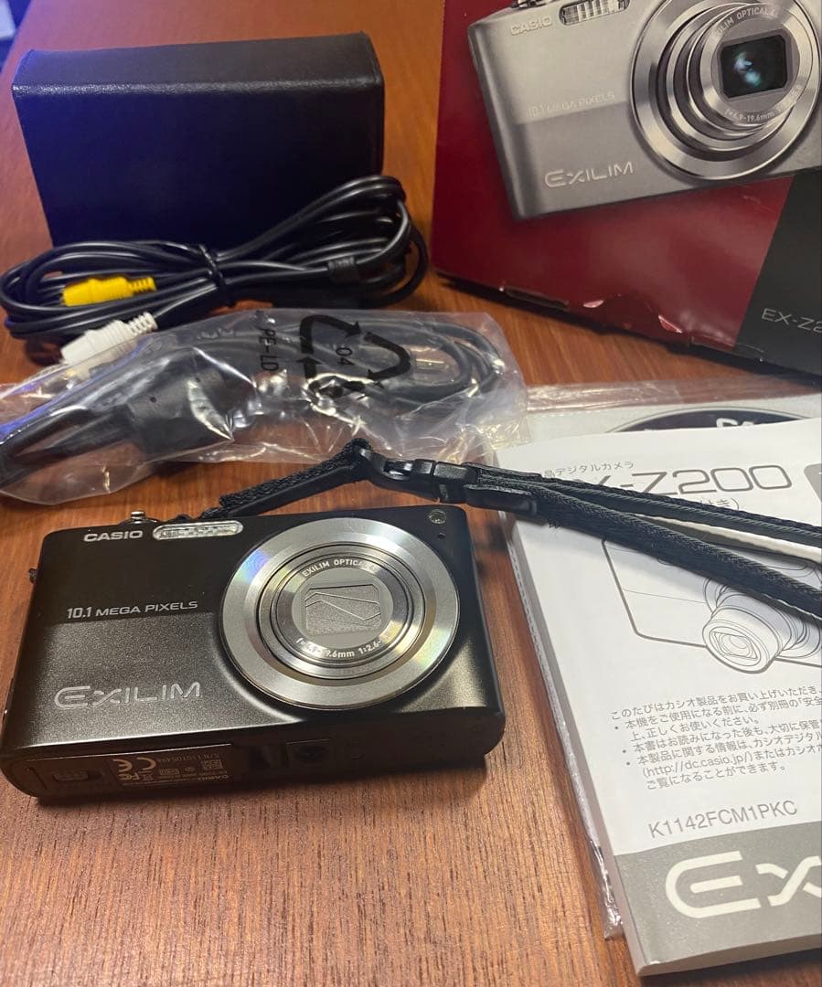 CASIO EXILIM 10.1メガピクセル コンパクトデジカメEX-Z200