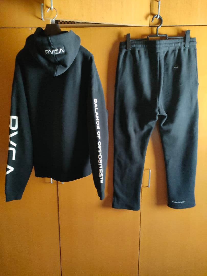 RVCA ブラック パーカーとパンツセットアップ S 未使用に近い