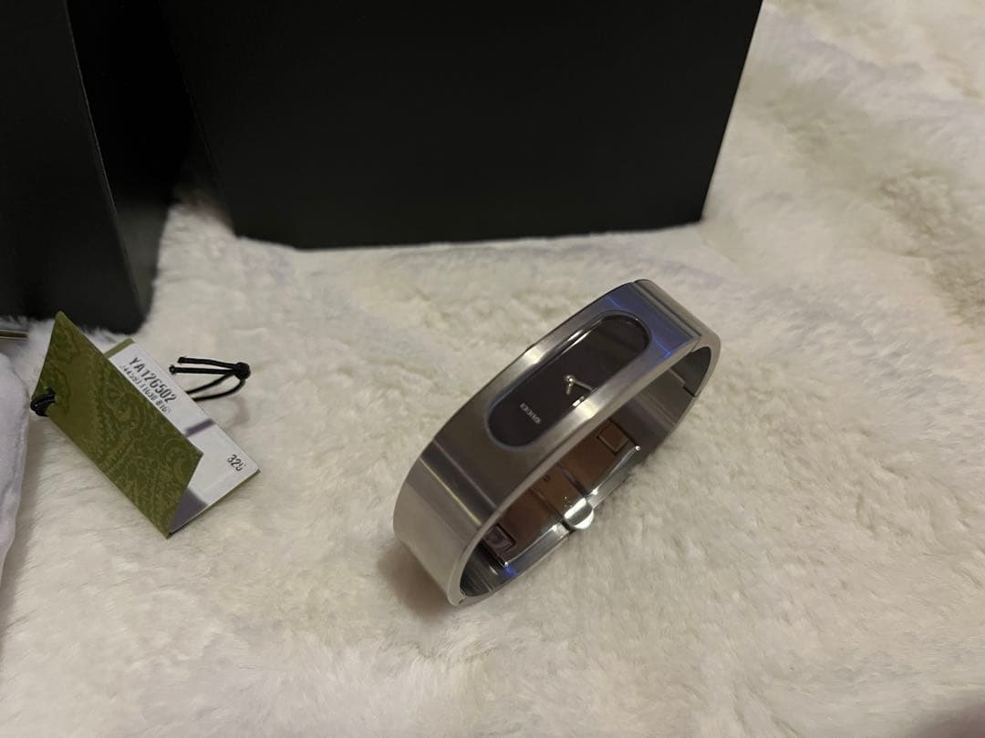 GUCCI レディースバングルウォッチ 2400S シルバーバングル