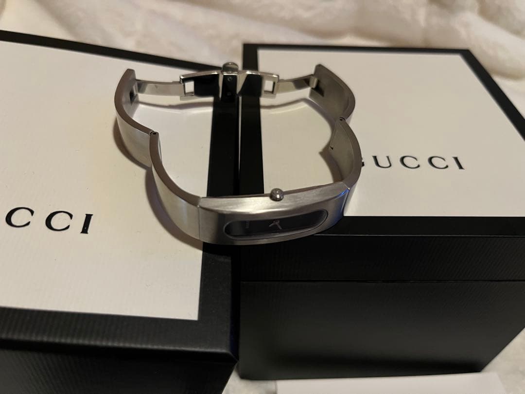 GUCCI レディースバングルウォッチ 2400S シルバーバングル