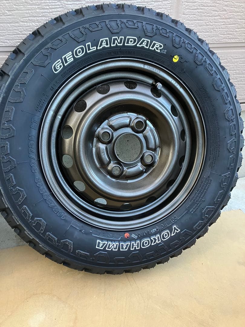 145/80r12 送料込み ゴツゴツタイヤ ホワイトレター