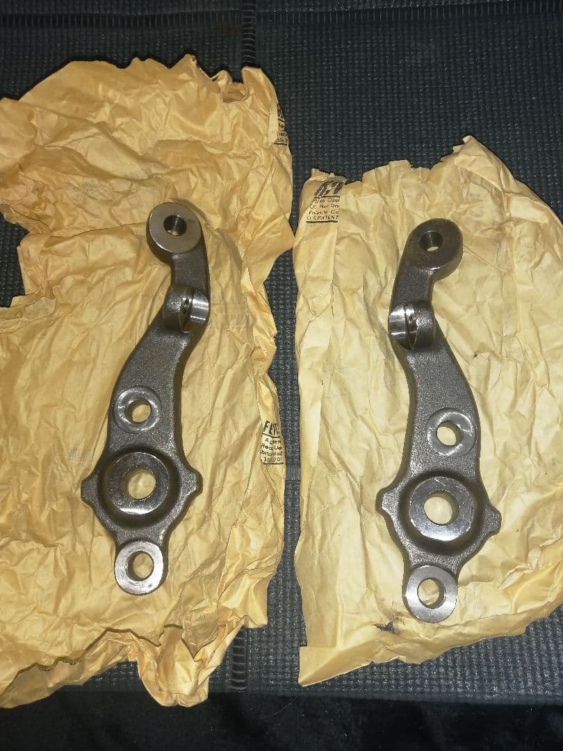 希少　b310サニー用ナックルアーム　左右セット新品