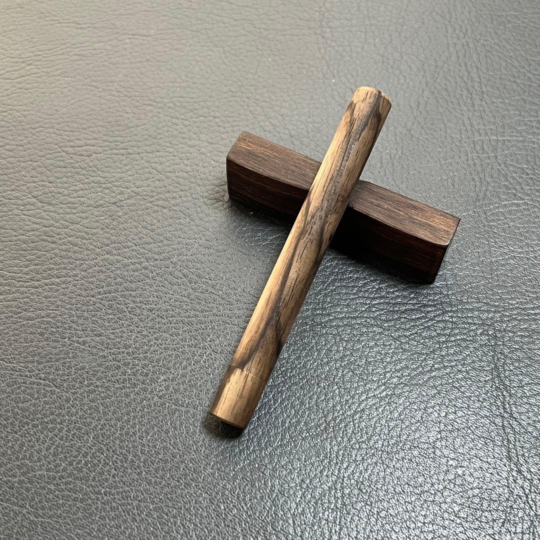 36黒柿　木製キャップ芯ケース　木目揃え　キャップのところにほんの少し孔雀杢