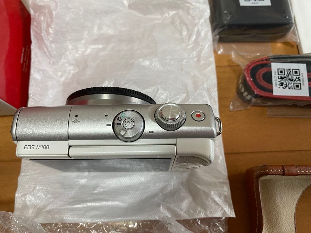 Canon EOS M100 ダブルレンズキット　ホワイト