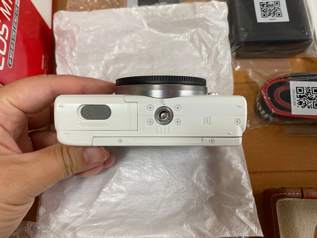 Canon EOS M100 ダブルレンズキット　ホワイト