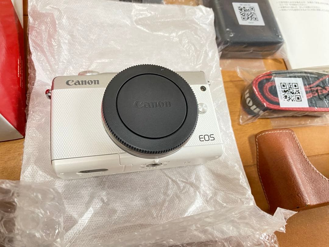 Canon EOS M100 ダブルレンズキット　ホワイト