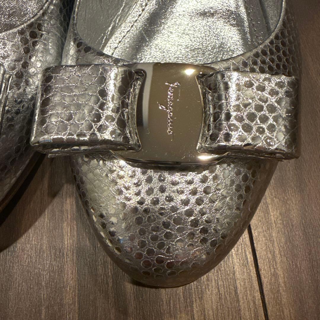 激レア　Ferragamo メタリックシルバー フラットシューズ