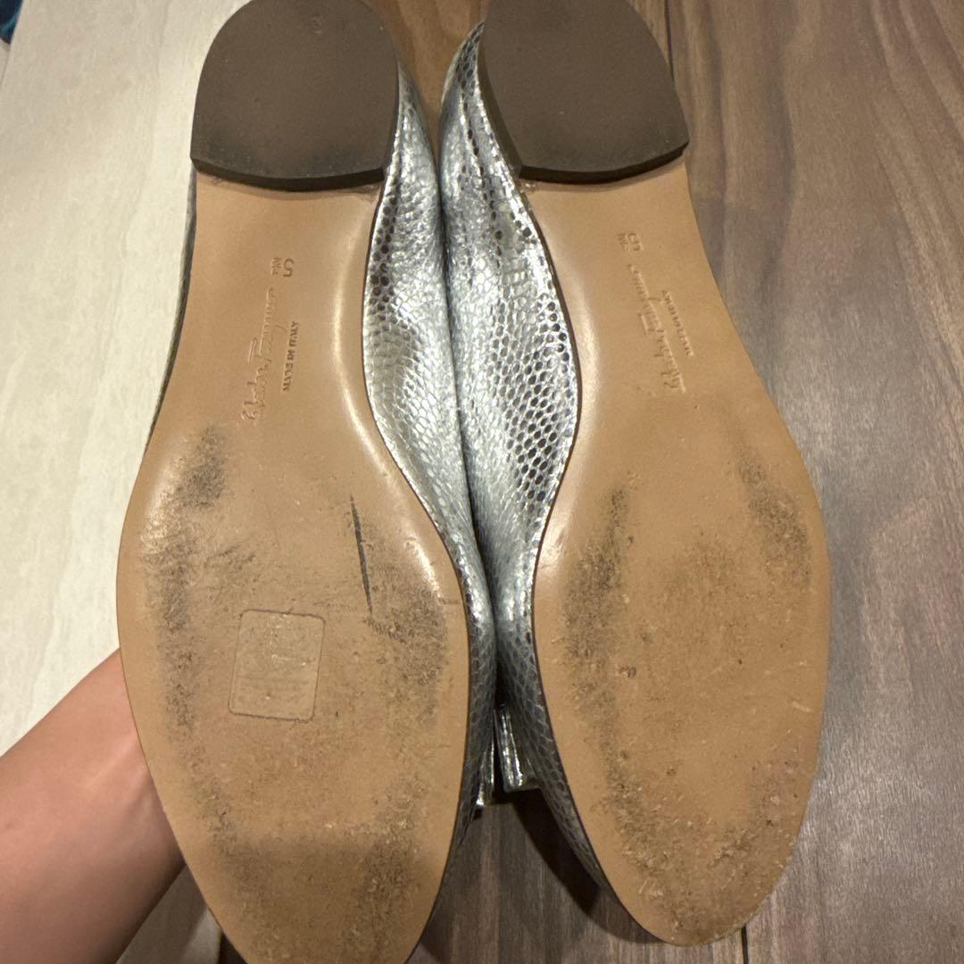 激レア　Ferragamo メタリックシルバー フラットシューズ