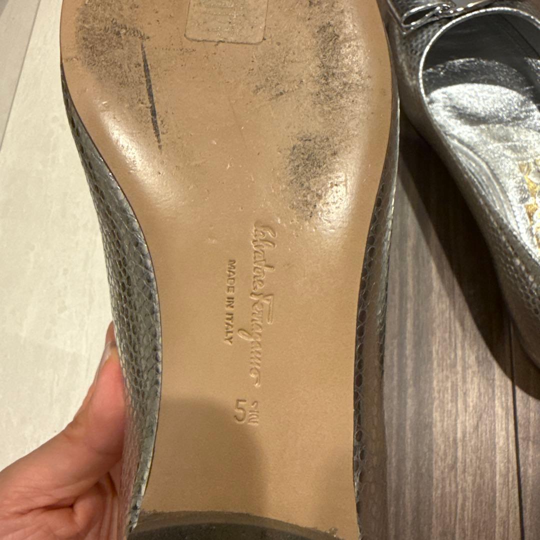 激レア　Ferragamo メタリックシルバー フラットシューズ
