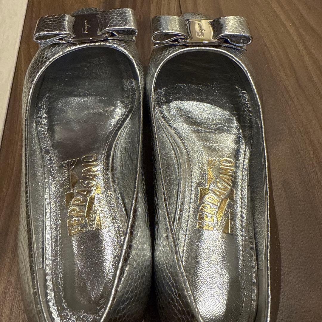 激レア　Ferragamo メタリックシルバー フラットシューズ