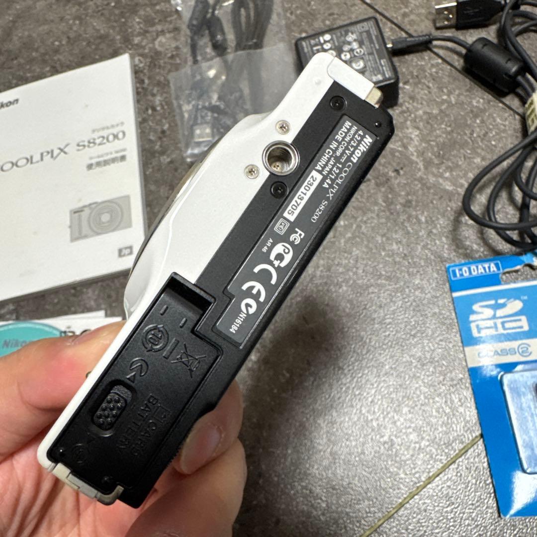 超美品　付属あり　Nikon COOLPIX S8200 ホワイト