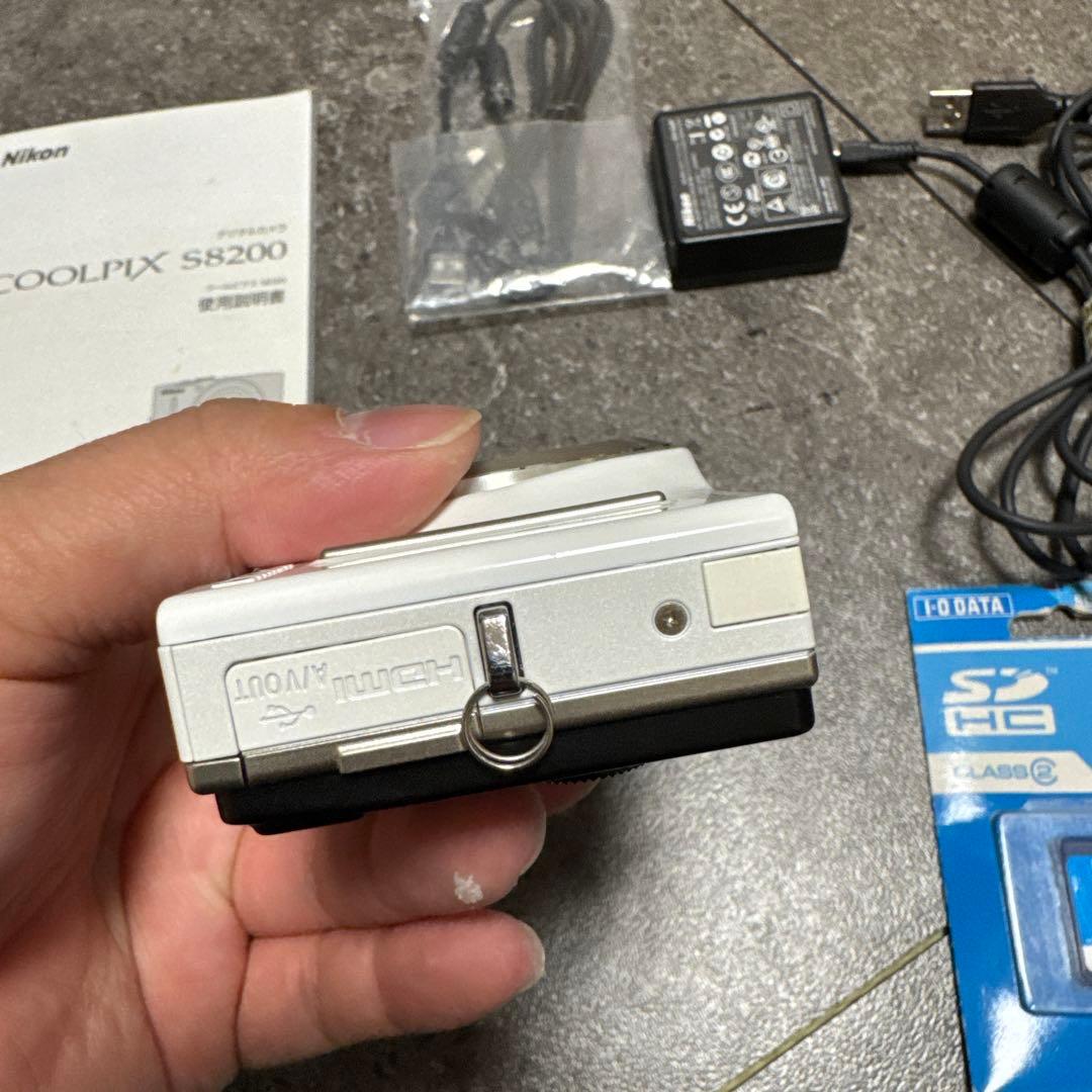 超美品　付属あり　Nikon COOLPIX S8200 ホワイト