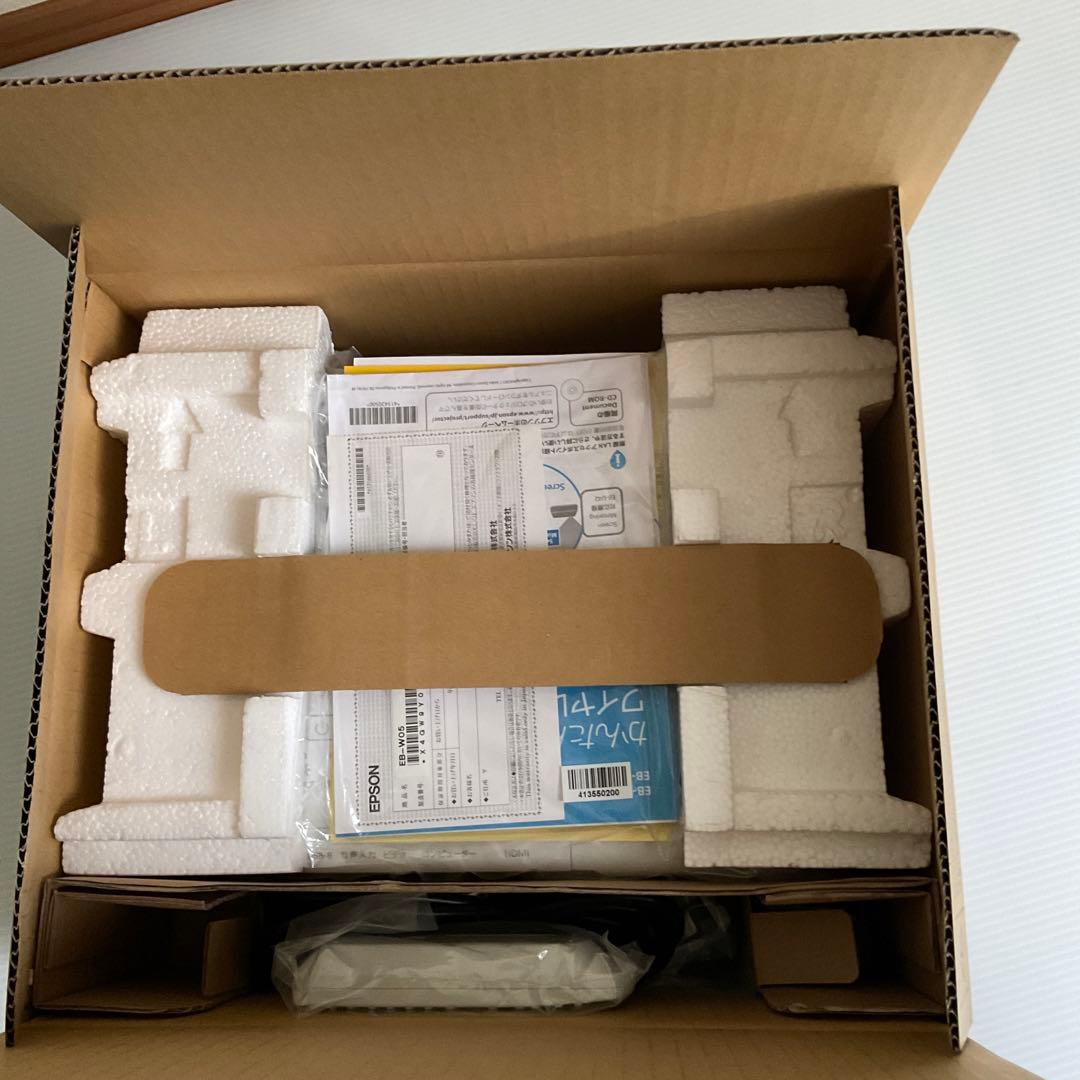 【新品】EPSON プロジェクター　EB-Ｗ05