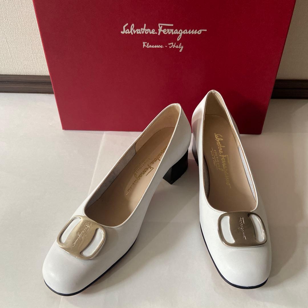 未使用✨Salvatore Ferragamo ホワイトパンプス　　　フェラガモ