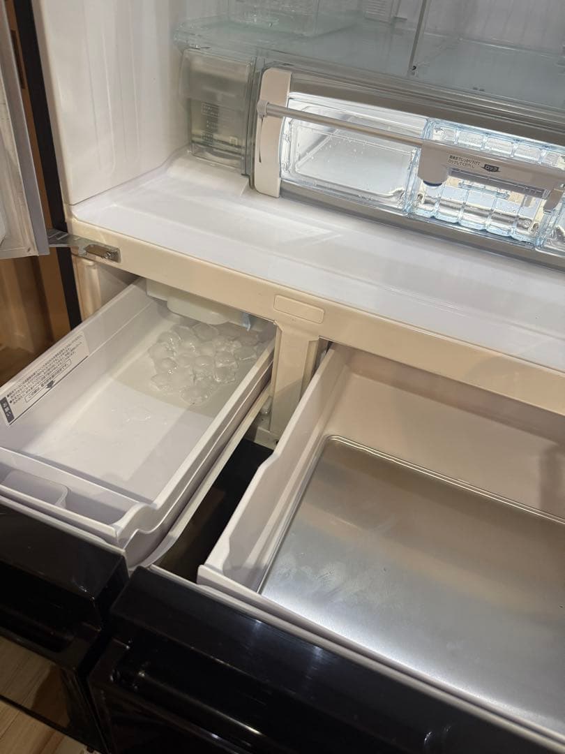 HITACHI 日立　冷蔵庫620L 大きいサイズ　クリスタルミラー2014年
