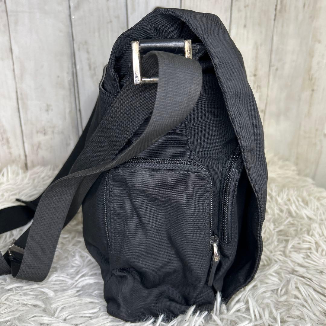 GUCCI ロゴ　ナイロン ショルダーバッグ　メッセンジャーバッグ　ブラック