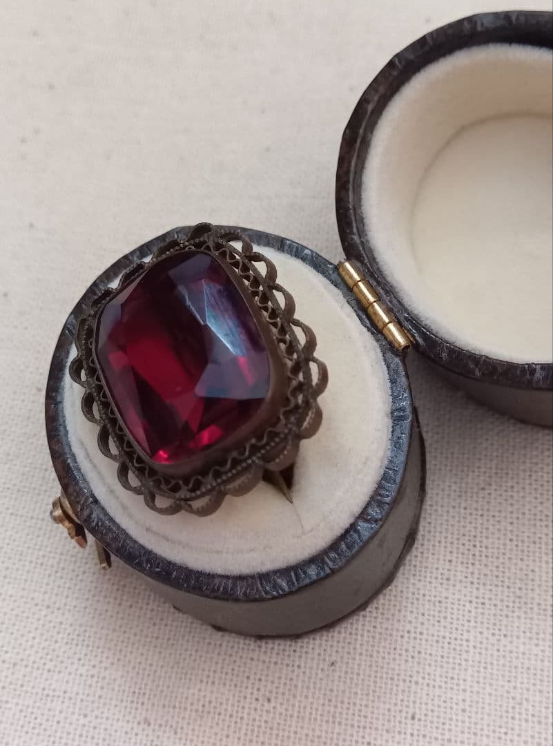 マ*ニ様 アンティーク　深い赤のガラスのブローチ　　ヴィンテージ