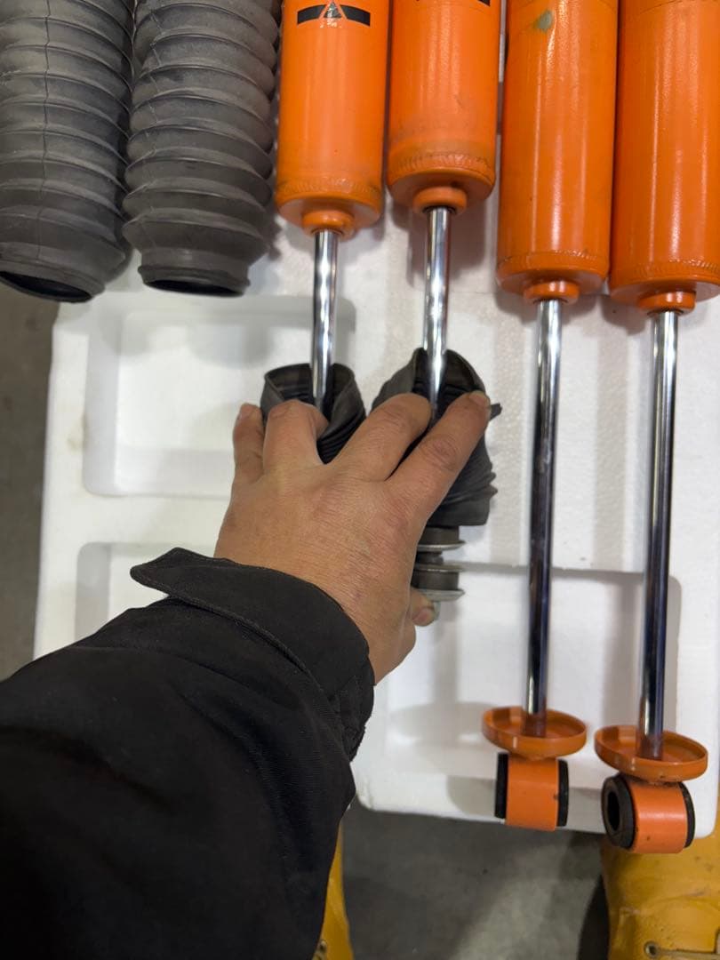 ハイエース 用ユーアイビークル コンフォートRショックアブソーバー中古取り外し品