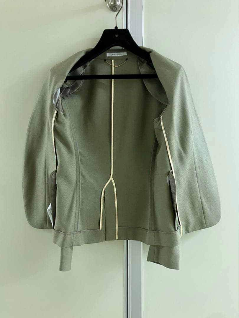 〓BEIGE,〓 khaki ノーカラー ボタンレス セットアップ スーツ