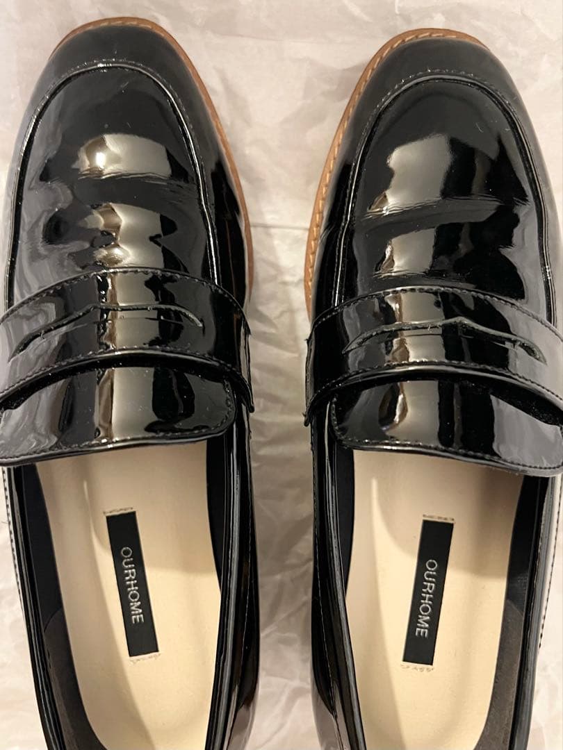 【OUR】エナメルレザーのローファーシューズ黒 厚底 22.5cm