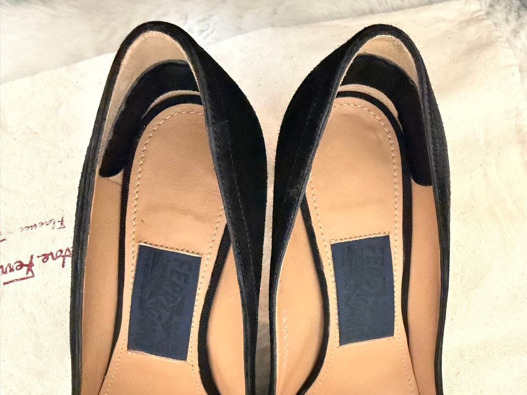 【美品】黒パンプス　スウェード　サルヴァトーレフェラガモ