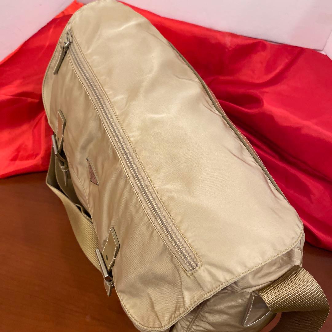 PRADA ショルダーバッグ　ベージュ　テスート　三角ロゴメッセンジャー男女兼用