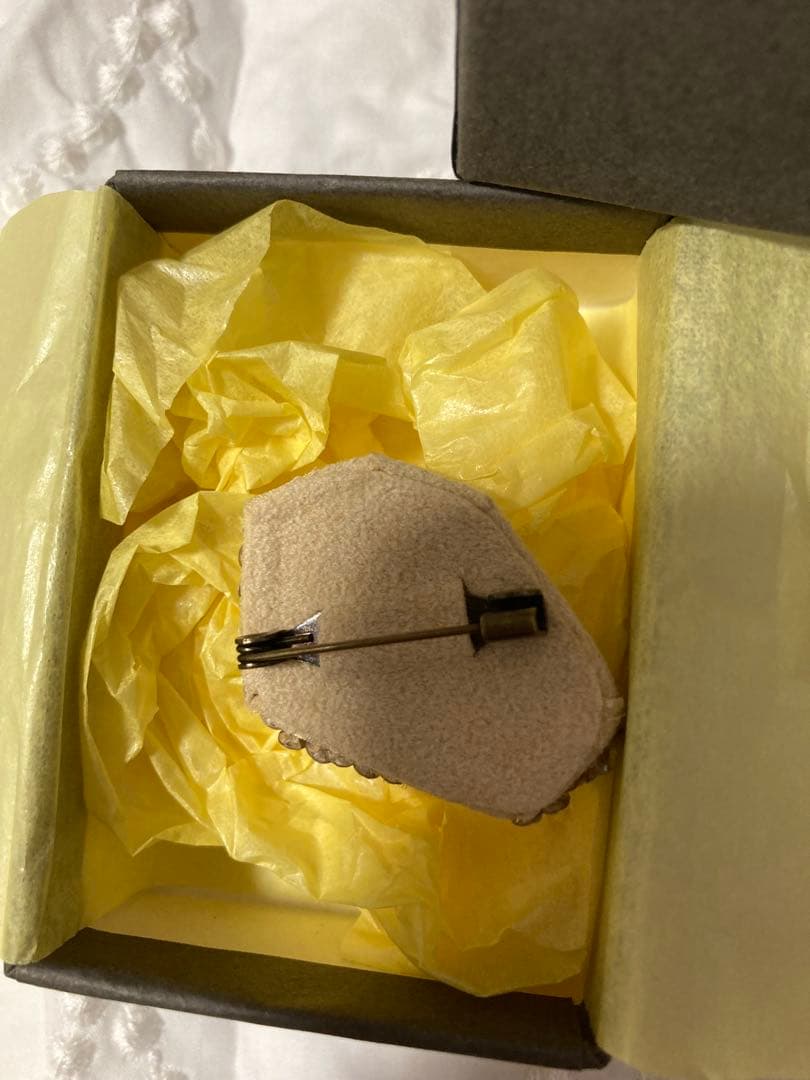 min perhonen 新品　pebble コサージュ　ブローチ　バッチ　箱有