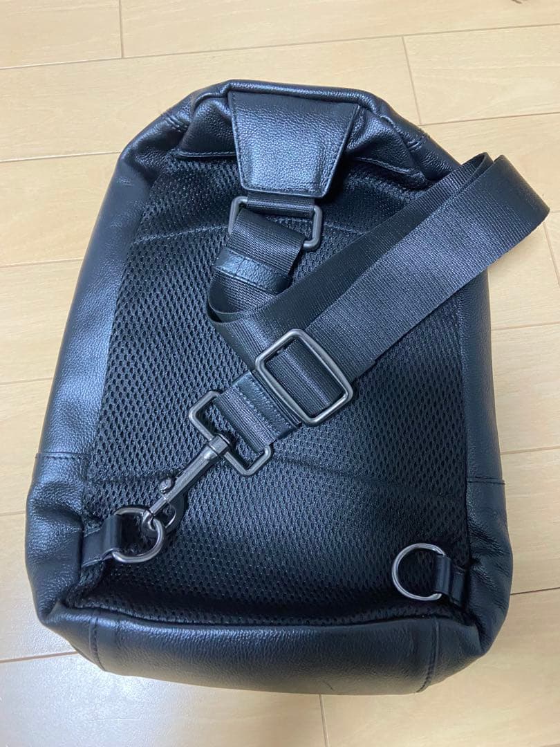 COACH ボディバッグ ストライプ 黒・グレー