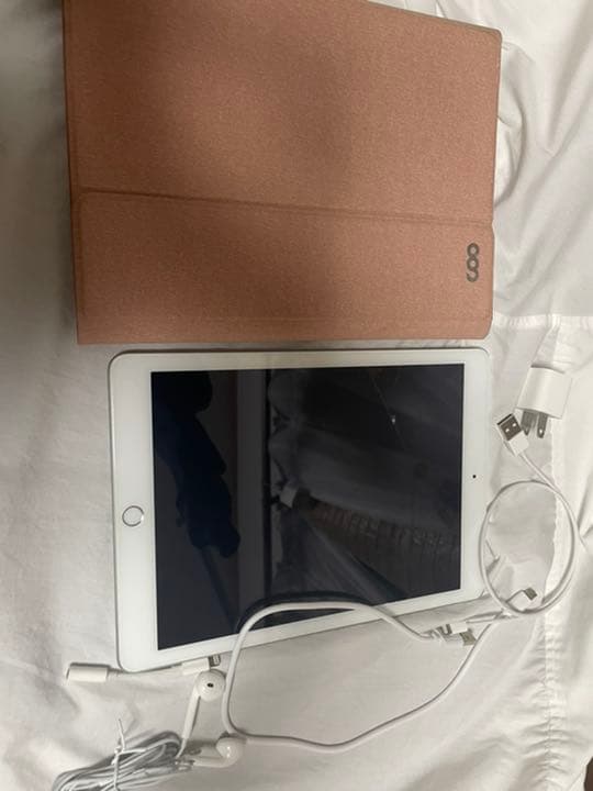 iPadセット‼️（iPad・充電器・イヤホン・キーボード付きケース・変換コード）