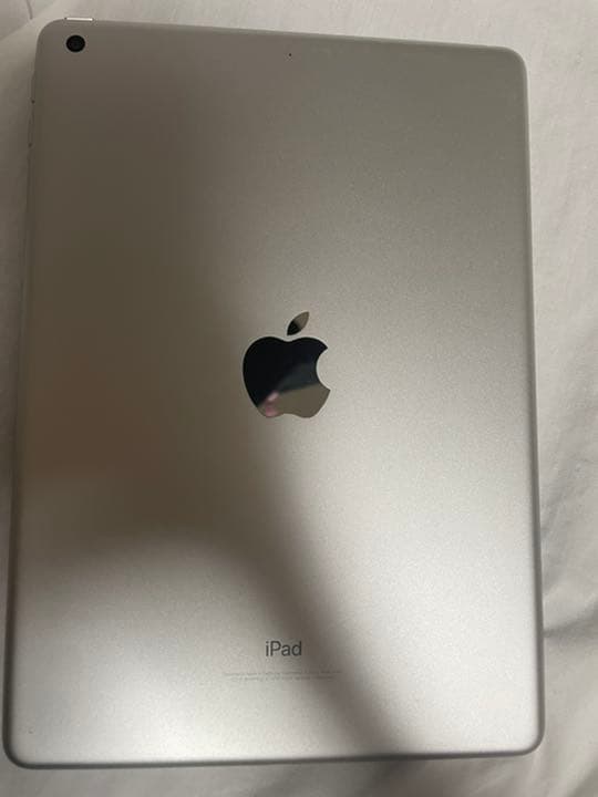 iPadセット‼️（iPad・充電器・イヤホン・キーボード付きケース・変換コード）