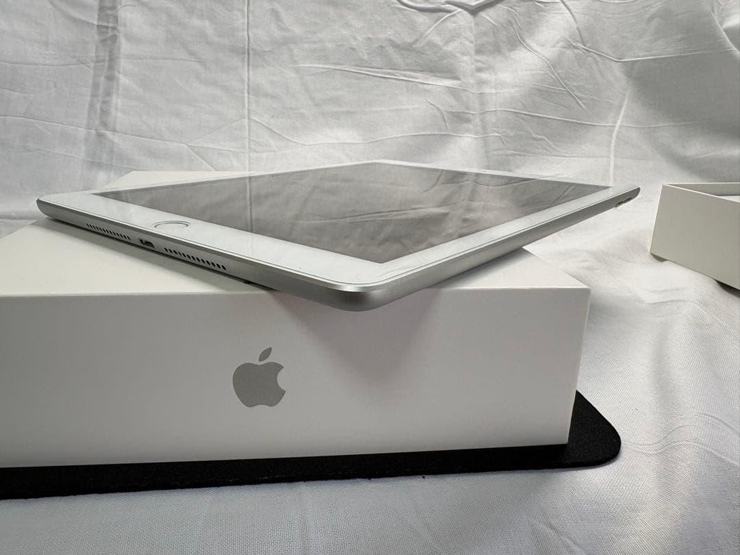 【美品】iPad 第6世代 128GB Wi-Fi シルバー（箱美品・おまけ付）