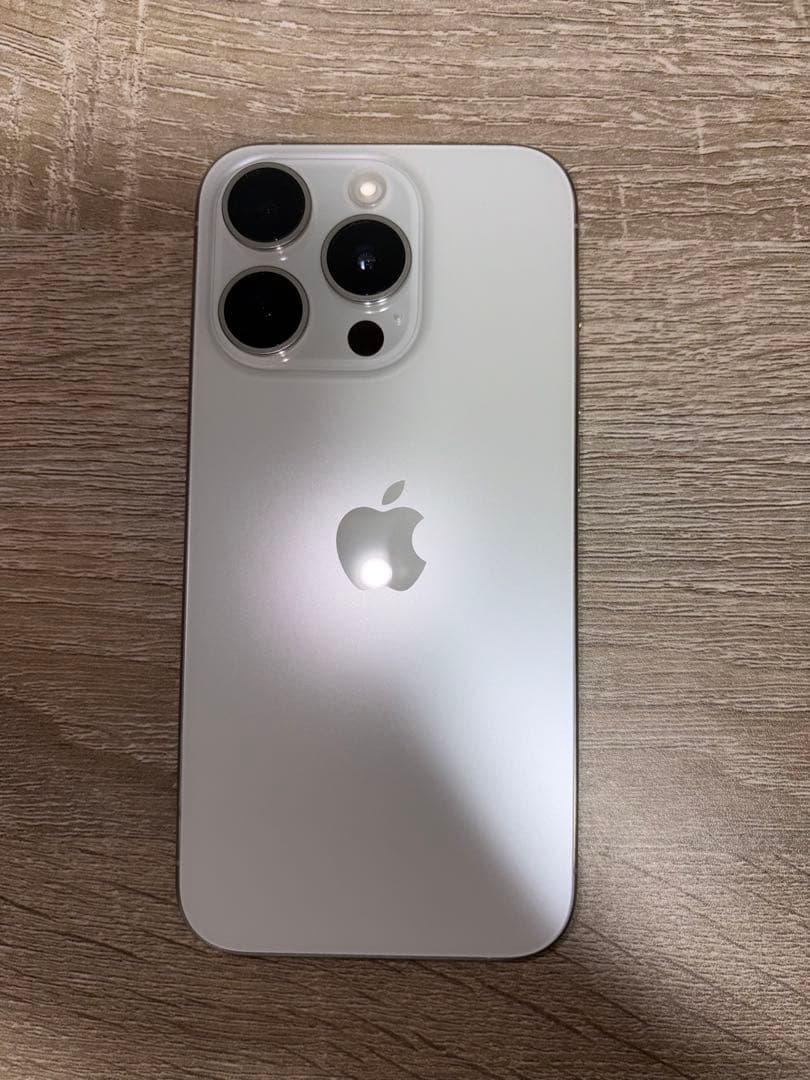 Apple iPhone 15Pro ホワイトチタニウム 本体