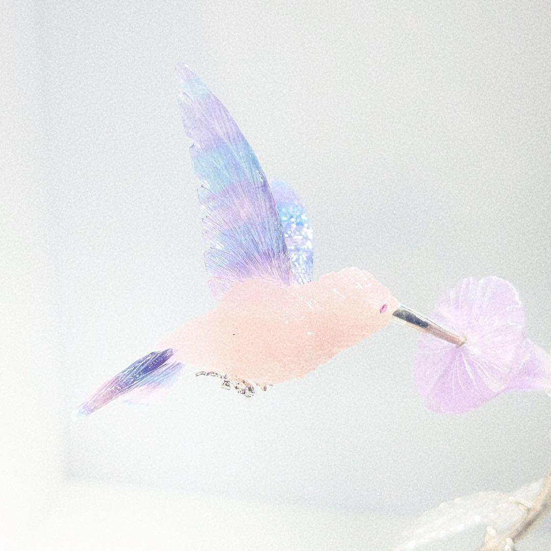 ハチドリ 紫の花付きグリーントルマリン台座ブラジル産NO25-.2366