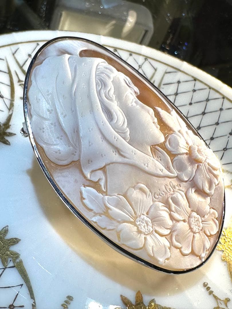 K18WGシェルカメオブローチペンダントトップ兼用 作家名あり 縦67横48