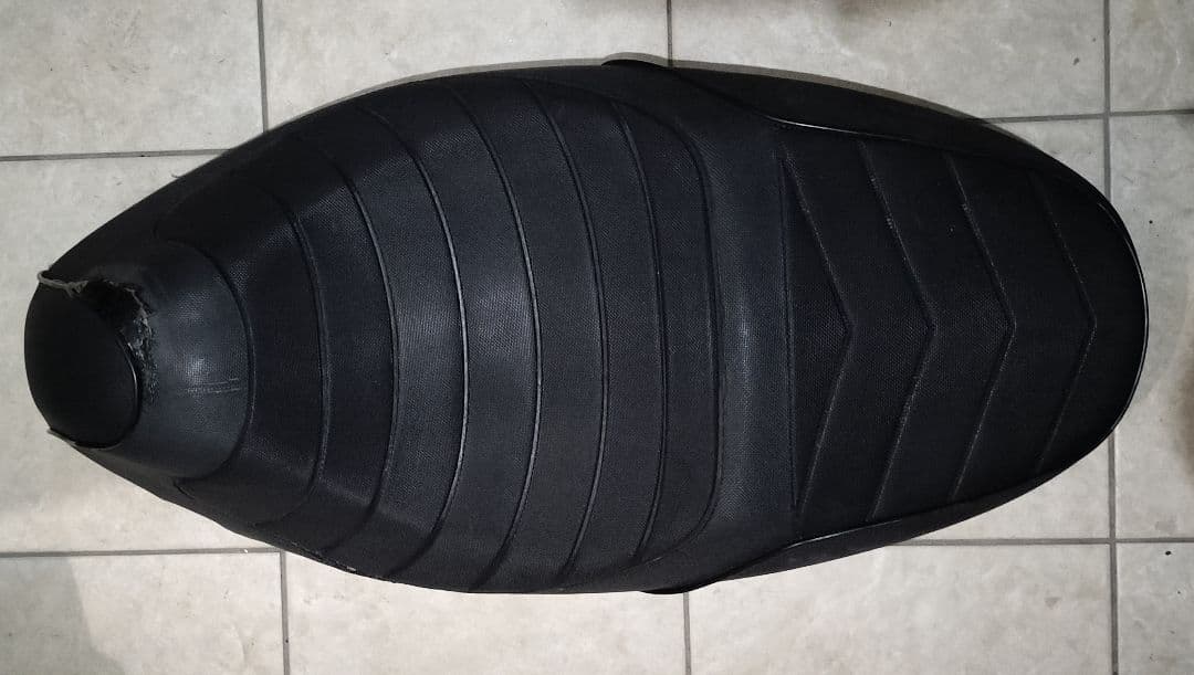 【送料込み】シグナスX 3型DCR製のローダウンシート（タックロールタイプ）