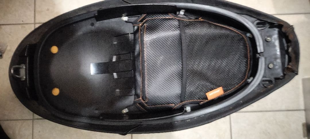 【送料込み】シグナスX 3型DCR製のローダウンシート（タックロールタイプ）