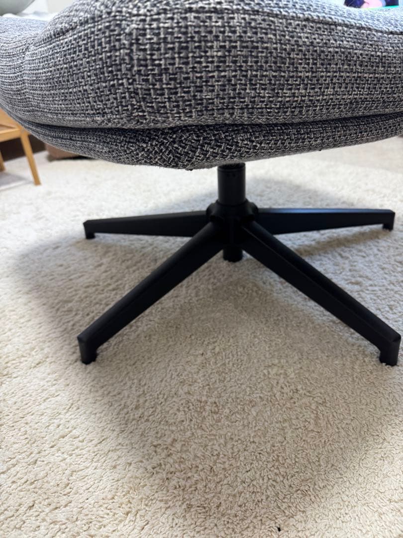 IKEAの回転イージーチェア「HAVBERG（ハーヴベリ）」とオットマンのセット