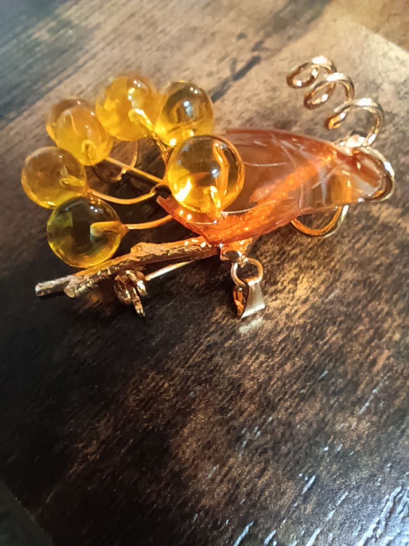 本鼈甲オレンジ色の葉とビーズのブローチ