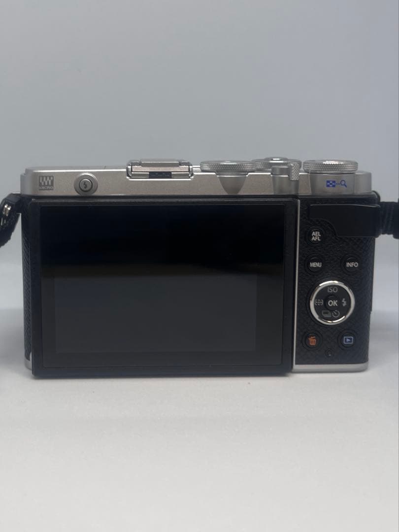 OLYMPUS PEN E-P7 14-42mm EZレンズキット シルバー