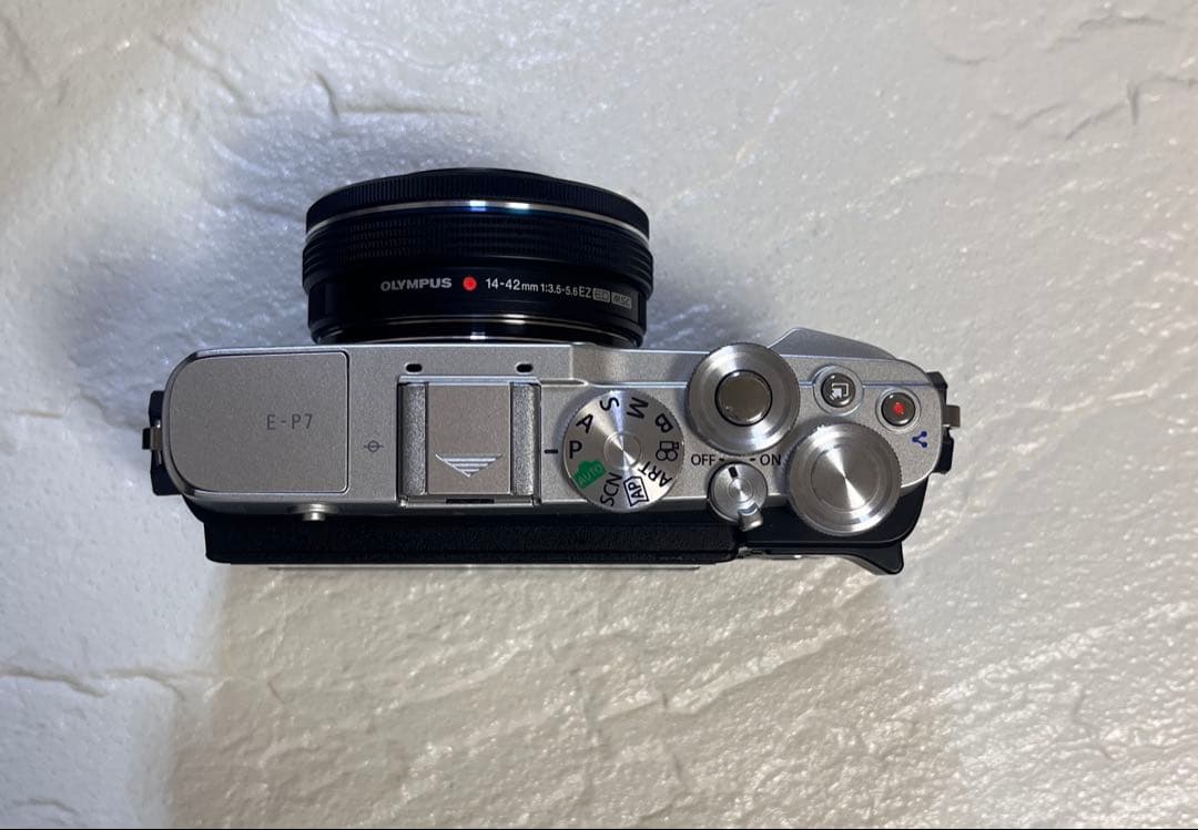OLYMPUS PEN E-P7 14-42mm EZレンズキット シルバー