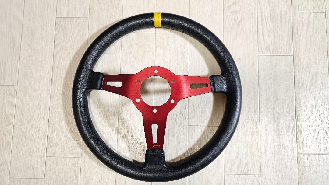 MOMO ステアリング ウルトラジャパン