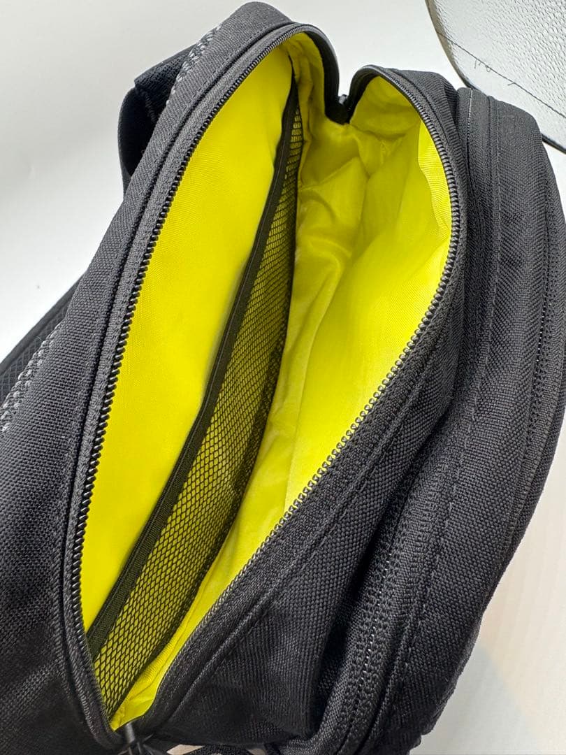 【美品】 Hugoo ハグー ヒップシート ショルダーバッグ 黒×黄