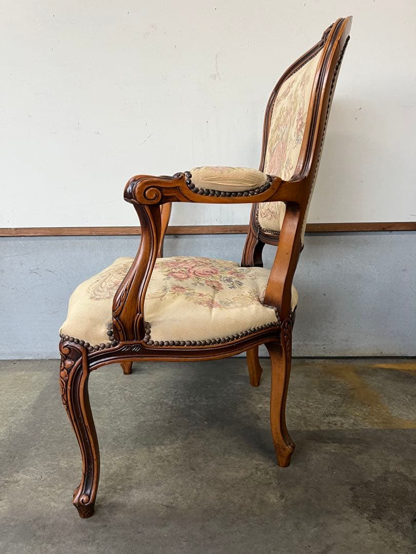 フレンチスタイル 木製椅子 アンティーク調のクラシックチェアです 美品✨