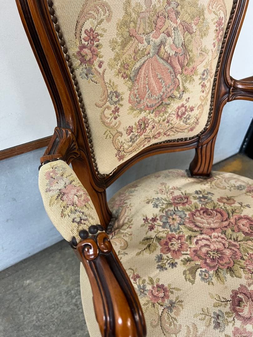 フレンチスタイル 木製椅子 アンティーク調のクラシックチェアです 美品✨