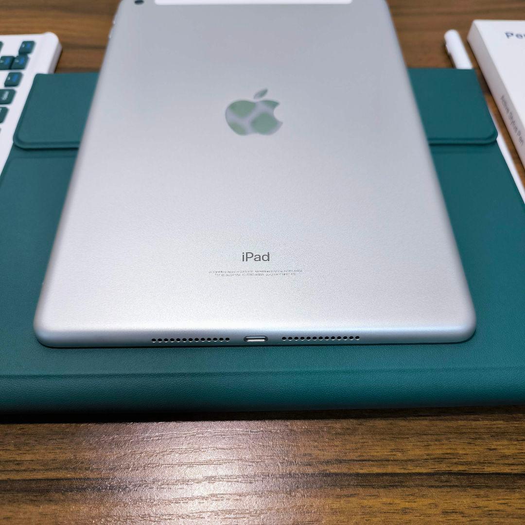 ヒタスラ　iPad 第6世代 32GB ケースとキーボード、タッチペン