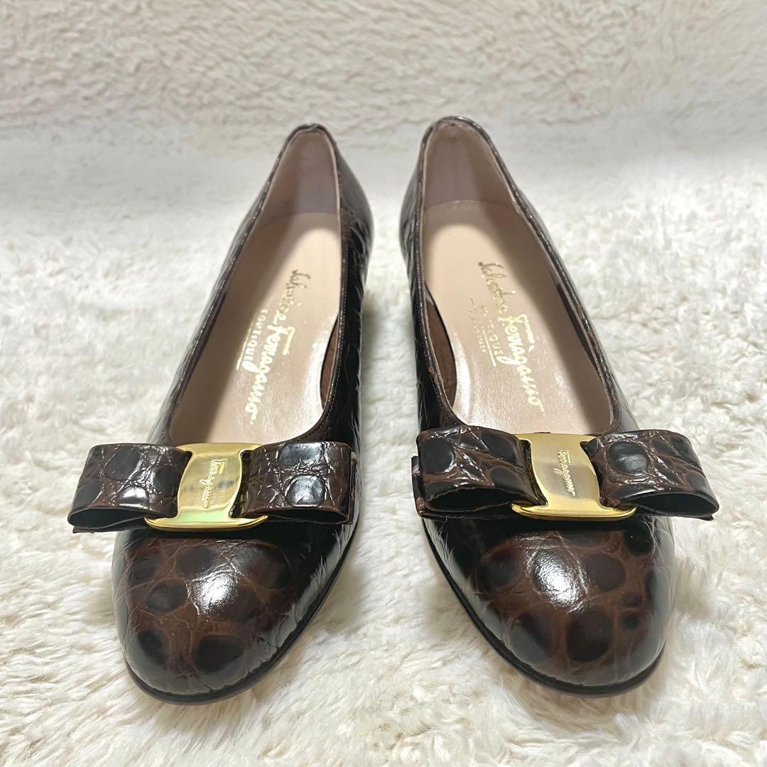 未使用級 サルヴァトーレフェラガモ ヴァラ 型押しレザー パンプス 5.5