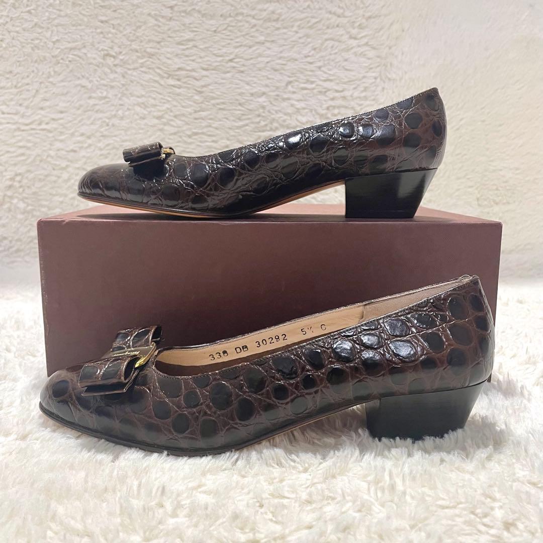 未使用級 サルヴァトーレフェラガモ ヴァラ 型押しレザー パンプス 5.5